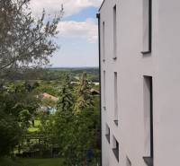 Predaj vily, Bruck an der Leitha - Biela fasáda vily v Hainburgu an der Donau s výhľadom na záhradu a stromy.