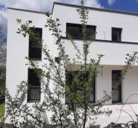 Predaj vily, Bruck an der Leitha - Vila v Hainburgu an der Donau s minimalistickou fasádou a okolím plným zelene.