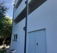 Predaj vily, Bruck an der Leitha - Vila v Hainburg an der Donau s bielou fasádou a šikmým trávnikom pri vstupe.
