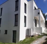 Predaj vily, Bruck an der Leitha - Vila v Hainburgu an der Donau s bielou fasádou a minimalistickým dizajnom.