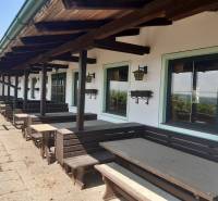 Predaj gastro priestoru, Hornerstraße, Hornerstraße, Hollabrunn - Drevené lavice a stoly pred budovou s výhľadom, ideálne Gastro priestory na ulici Hornerstraße.