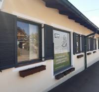 Predaj gastro priestoru, Hornerstraße, Hornerstraße, Hollabrunn - Budova s čiernymi okenicami, na ulici Hornerstraße s gastro priestormi, ponúka teplú kuchyňu.