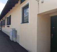 Predaj gastro priestoru, Hornerstraße, Hornerstraße, Hollabrunn - Jednoduchá biela budova na ulici Hornerstraße s oknami vhodná pre gastro priestory.