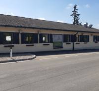 Predaj gastro priestoru, Hornerstraße, Hornerstraße, Hollabrunn - Exteriér budovy na ulici Hornerstraße s gastro priestormi a parkovaním pred vchodom.