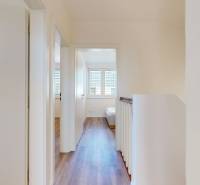 4-izbový dvojdom s terasou pre rodiny v pokojnej zóne | 97m² - Chodba s drevenou podlahou, vedúca k izbám v rodinnom dome.
