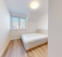 4-izbový dvojdom s terasou pre rodiny v pokojnej zóne | 97m² - Biela izba s posteľou a oknom v rodinnom dome.
