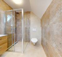 4-izbový dvojdom s terasou pre rodiny v pokojnej zóne | 97m² - Kúpeľňa s umývadlom, sprchou a toaletou v rodinnom dome.