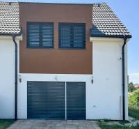 4-izbový dvojdom s terasou pre rodiny v pokojnej zóne | 97m² - Rodinný dom na Magnóliovej ulici vo Vrakuni, Bratislava so sivými vonkajšími žalúziami.