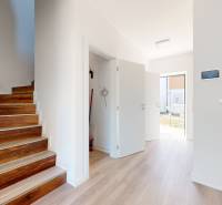 4-izbový dvojdom s terasou pre rodiny v pokojnej zóne | 97m² - Schodisko s drevenými schodmi vedľa bielej steny v rodinnom dome.