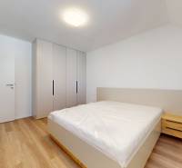 4-izbový dvojdom s terasou pre rodiny v pokojnej zóne | 97m² - Spálňa v rodinnom dome s posteľou, vstavanou skriňou a nočným stolíkom.