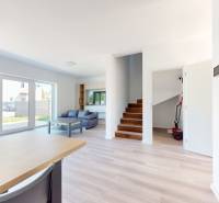4-izbový dvojdom s terasou pre rodiny v pokojnej zóne | 97m² - Interiér rodinného domu s obývacou izbou, pohovkou, schodmi a veľkými oknami.