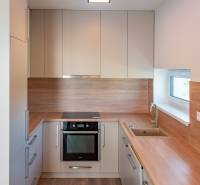 4-izbový dvojdom s terasou pre rodiny v pokojnej zóne | 97m² - Kuchyňa v rodinnom dome so vstavanými skrinkami, umývadlom a sporákom.