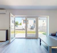 4-izbový dvojdom s terasou pre rodiny v pokojnej zóne | 97m² - Obývacia izba v rodinnom dome s pohovkou, konferenčným stolíkom a veľkými oknami.