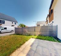 4-izbový dvojdom s terasou pre rodiny v pokojnej zóne | 97m² - Záhrada s trávnikom a oplotením pri rodinnom dome na Magnóliovej ulici vo Vrakuni.
