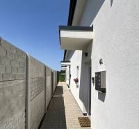 4-izbový dvojdom s terasou pre rodiny v pokojnej zóne | 97m² - Pohľad na vedľajšiu uličku a fasádu pri rodinnom dome na Magnóliovej ulici vo Vrakuni.