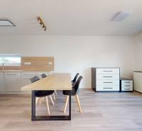 4-izbový dvojdom s terasou pre rodiny v pokojnej zóne | 97m² - Kuchyňa v rodinnom dome so svetlým vybavením, jedálenským stolom a čiernymi stoličkami.