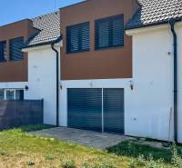 4-izbový dvojdom s terasou pre rodiny v pokojnej zóne | 97m² - Rodinný dom na Magnóliovej ulici v Bratislave - Vrakuni s trávnikom a terasou.