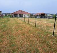 Predáme investičný pozemok, 633 m2, Nitra - Párovské Háje - Pozemok na bývanie v Nitre so zatrávnenou plochou a oplotením.
