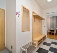 Vkusne zrekonštruovaný 3-izbový byt - Karadžičova ulica, Bratislava - Chodba s vešiakovou stenou a botníkom v 3-izbovom byte, vedúca do jedálne.