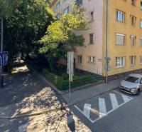 Vkusne zrekonštruovaný 3-izbový byt - Karadžičova ulica, Bratislava - Ulica Karadžičova v Bratislave - Staré Mesto s budovou a zaparkovanými autami.