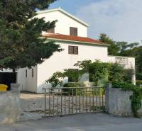 CHORVÁTSKO - 2. rad od mora - apartmánový dom - VRSI, Zadar - Rodinný dom vo Vrsi s bielou fasádou, červenou strechou a okolitou zeleňou.