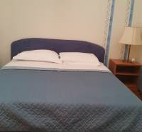 CHORVÁTSKO - 2. rad od mora - apartmánový dom - VRSI, Zadar - Spálňa v Rodinnom dome, s dvojposteľou a nočnými stolíkmi.