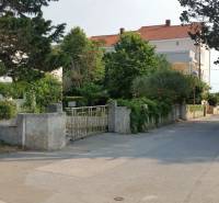 CHORVÁTSKO - 2. rad od mora - apartmánový dom - VRSI, Zadar - Rodinný dom v obci Vrsi s okolitou zeleňou a výhľadom na more.