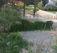 CHORVÁTSKO - 2. rad od mora - apartmánový dom - VRSI, Zadar - Záhrada rodinného domu vo Vrsi s dlažbou, zeleňou a kvetmi.