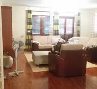 CHORVÁTSKO - 2. rad od mora - apartmánový dom - VRSI, Zadar - Obývacia izba v rodinnom dome s pohodlnou sedacou súpravou a ventilátorom.