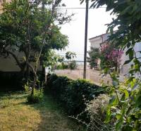 CHORVÁTSKO - 2. rad od mora - apartmánový dom - VRSI, Zadar - Záhrada rodinného domu vo Vrsi s výhľadom na more medzi zeleňou.