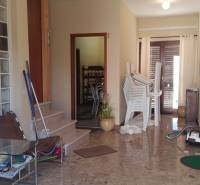 CHORVÁTSKO - 2. rad od mora - apartmánový dom - VRSI, Zadar - Chodba v rodinnom dome s poskladanými stoličkami, skleneným stolom a vysávačom.
