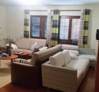 CHORVÁTSKO - 2. rad od mora - apartmánový dom - VRSI, Zadar - Obývacia izba s pohodlnými sedačkami, dreveným nábytkom a záclonami v Rodinnom dome.