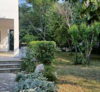 CHORVÁTSKO - 2. rad od mora - apartmánový dom - VRSI, Zadar - Rodinný dom vo Vrsi s priestrannou záhradou, obklopený množstvom stromov a zelene.