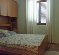 CHORVÁTSKO - 2. rad od mora - apartmánový dom - VRSI, Zadar - Útulná spálňa so vstavanými skriňami a posteľou v rodinnom dome.