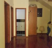 CHORVÁTSKO - 2. rad od mora - apartmánový dom - VRSI, Zadar - Interiér rodinného domu so schodiskom, podlahou z dreva a dverami.