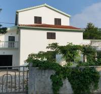 CHORVÁTSKO - 2. rad od mora - apartmánový dom - VRSI, Zadar - Rodinný dom vo Vrsi s bielou fasádou a terasou obklopený zeleňou.
