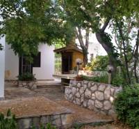 CHORVÁTSKO - 2. rad od mora - apartmánový dom - VRSI, Zadar - Rodinný dom vo Vrsi obklopený stromami a kamennými prvkami.