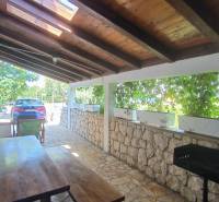 CHORVÁTSKO - 1. rad od mora - Rodinný dom - VRSI, Zadar - Krytá terasa s dreveným stolom a grilom v rodinnom dome vo Vrsi.