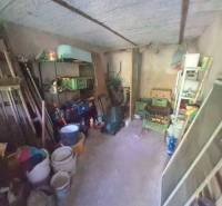 Murovaná záhradná chata, 361 m2, Zvolen - Sekier - Skladové priestory na chate s náčiním, policami a vedrami.