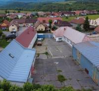 VÝROBNÉ A SKLADOVÉ PRIESTORY +  RD NA PREDAJ,  ZVOLENSKA SLATINA - Výrobné priestory na ulici Slovenského národného povstania vo Zvolene, obklopené domami a zeleňou.