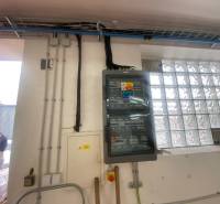 VÝROBNÉ A SKLADOVÉ PRIESTORY +  RD NA PREDAJ,  ZVOLENSKA SLATINA - Elektrický rozvádzač vo výrobných priestoroch s pohľadom na vonkajšie prostredie.