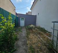 Obec Veľká Mača, okres Galanta - EXKLUZÍVNE NA PREDAJ veľký kompletne  - Rodinný dom na Rybničnej ulici vo Veľkej Mači, úzky dvor so zeleňou a betónovým chodníkom.