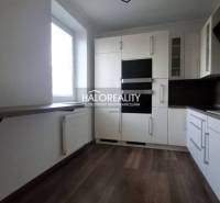 Predaj, dvojizbový byt Biely Kostol, 64 m2, klimatiz... - Kuchyňa v 2-izbovom byte s moderným vybavením, vrátane bielej kuchynskej linky a spotrebičov.