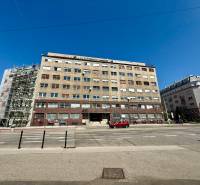 Na predaj – kancelárske priestory v centre BA, Dostojevského rad 1 - Budova na Dostojevského rade v Bratislave - Starom Meste, Kancelárie, so zaparkovaným červeným autom.