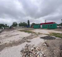 Na prenájom pozemok na Rybničnej ulici - Na ulici Rybničná sú komerčné pozemky, štrkový povrch a zelené budovy.