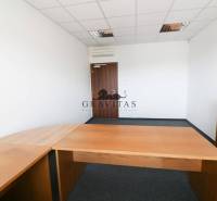 Samostatná kancelária 19,16 m2 - Lamačská cesta - Kancelárie na ulici Lamačská cesta, vybavené dreveným nábytkom, jednoduchý interiér.
