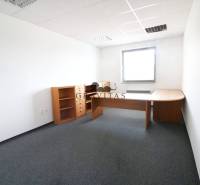 Samostatná kancelária 19,16 m2 - Lamačská cesta - Kancelárie ponúkajú svetlý priestor s dreveným nábytkom na ulici Lamačská cesta.