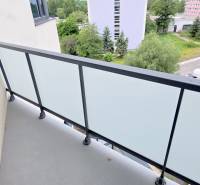 BÝVAJ PRVÝ v 2i byte, DIAMNAT, BALKÓN, KLÍMA, PARKING, Rybničná ulica - Balkón 2-izbového bytu s výhľadom na ulicu Rybničnú, Bratislava - Vajnory.