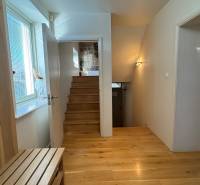 NA PREDAJ 300m2 dom, 20á pozemok, bazén Nitra - Vinodol - Chodba so schodiskom, drevená podlaha, rodinný dom, svetelný dizajn.
