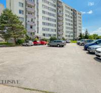PRIESTRANNÝ 3 IZBOVÝ BYT | TOPOĽČANY | STREĎANSKÁ - Parkovisko pred obytným domom na Streďanskej ulici v Topoľčanoch, ponúkajúcom 3-izbový byt.